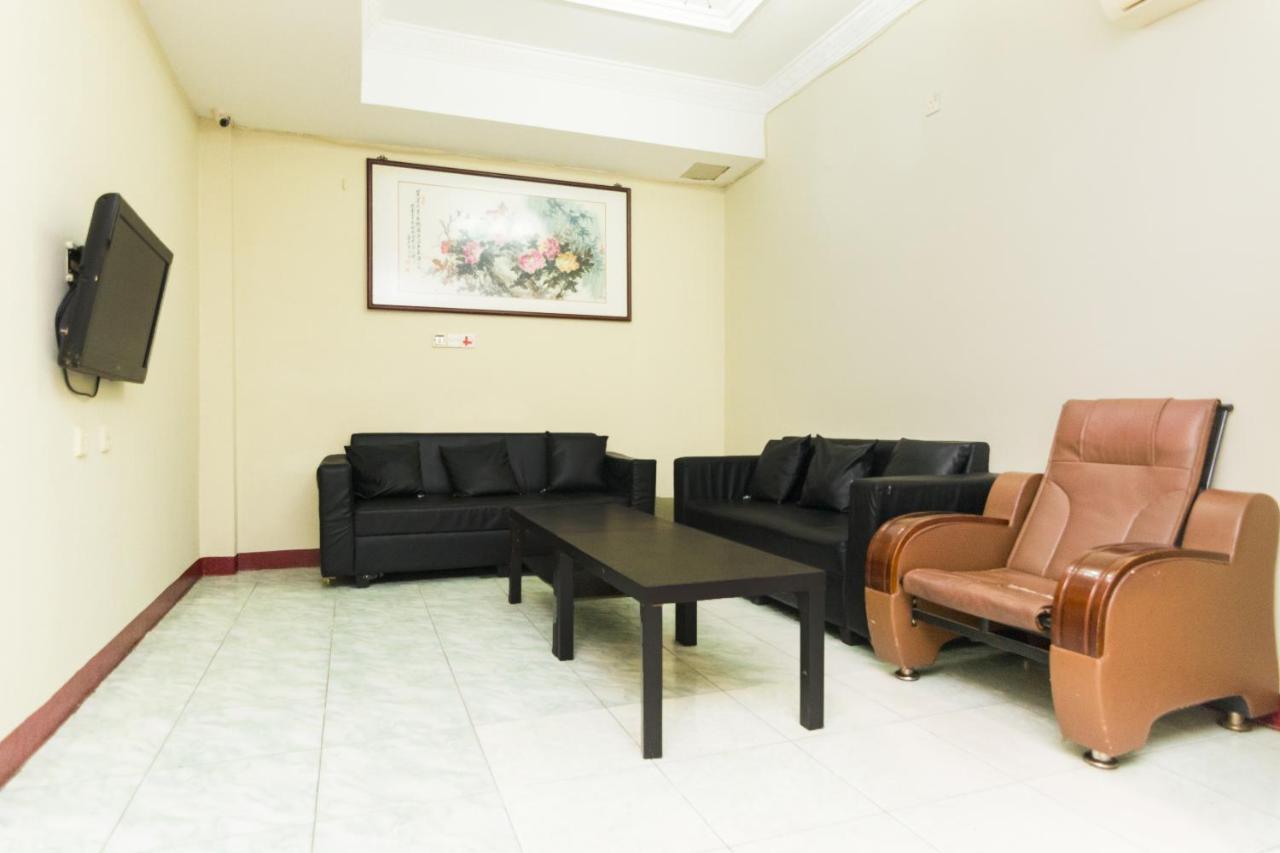 Vaccinated Staff - Oyo 1703 Terang Bintang Hotel Batam Exterior foto